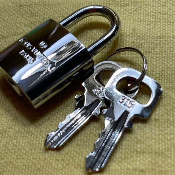 Brand New Shiny Silver Louis Vuitton Lock and Two Keys #315 With LV Dusty - Picture 6 of 10